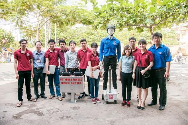 Robot mac ao tinh nguyen dat nguoi qua duong o Da Nang